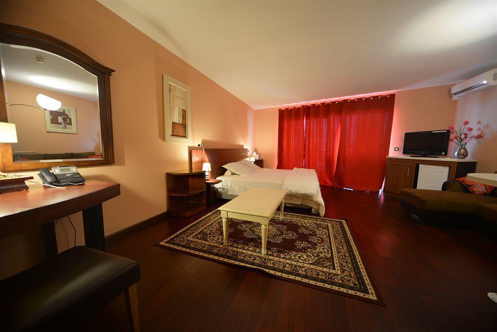 פאפיט Hotel Sarah Nui מראה חיצוני תמונה